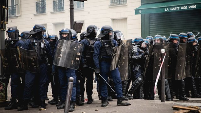 Prancūzijos valdžia susiduria su didžiausiais iššūkiais nuo „Geltonųjų liemenių“ protestų