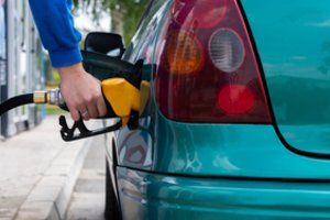 Štai ką lietuviai pila į automobilius – nuo tikslo esame smarkiai toli