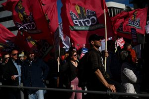 Portugalijoje tūkstančiai žmonių reikalavo didinti pensijas ir atlyginimus