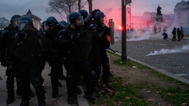 Prancūzijoje tęsiasi riaušės dėl pensijų reformos: protestuotojai padeginėja šiukšliadėžes