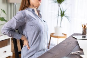 Trenerių patarimai: lengvos gudrybės gelbsti nuo nugaros ir akių skausmų