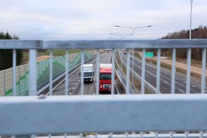 Kelininkai: nors pagrindinių šalies kelių dangos daugiausia sausos, rajoniniuose keliuose tebėra slidžių ruožų