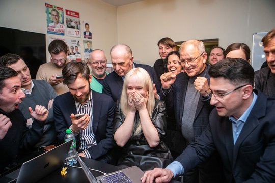  R.Duchnevič ir socialdemokratų emocijos paskutinę akimirką paaiškėjus, kad laimėjo Vilniaus rajono mero rinkimus.<br> O.Gurevičiaus (ELTA) nuotr.