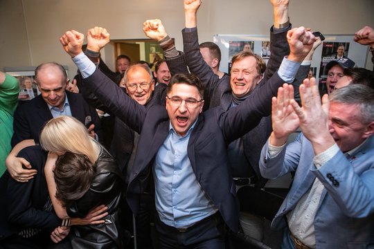  R.Duchnevič ir socialdemokratų emocijos paskutinę akimirką paaiškėjus, kad laimėjo Vilniaus rajono mero rinkimus.<br> O.Gurevičiaus (ELTA) nuotr.