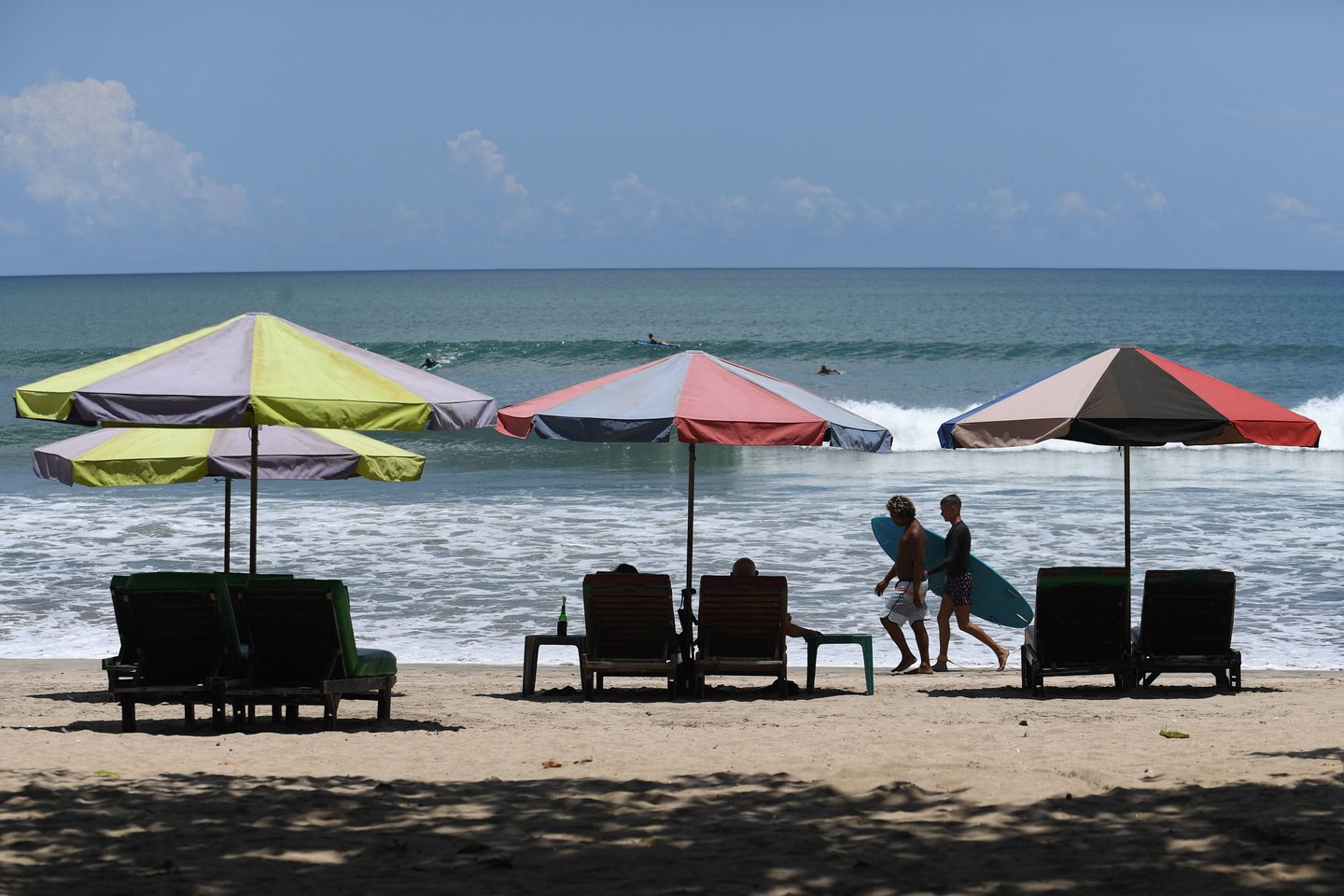 ​Atogrąžų rojus Balis, pasižymintis ypatingo grožio paplūdimiais, ramiu gyvenimo būdu ir atostogų nuotaika, gali pasiūlyti daug ką bet kuriam nuo pasaulio pavargusiam keliautojui, jau nekalbant apie tuos, kurie bėga iš karo zonos.<br>AFP/Scanpix nuotr.