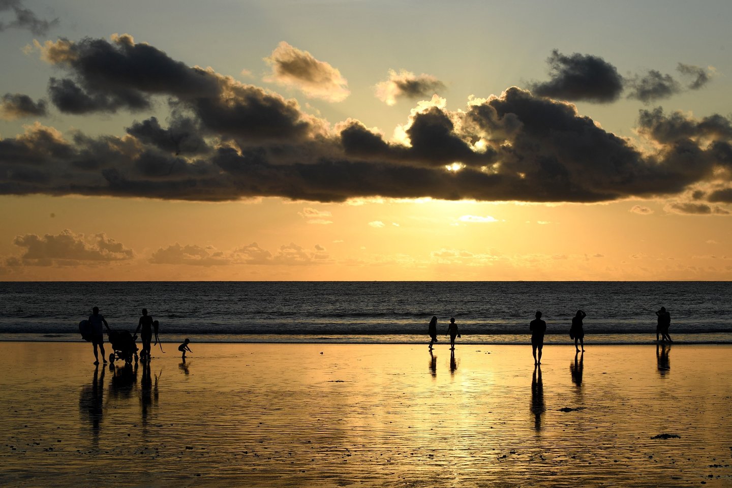 ​Atogrąžų rojus Balis, pasižymintis ypatingo grožio paplūdimiais, ramiu gyvenimo būdu ir atostogų nuotaika, gali pasiūlyti daug ką bet kuriam nuo pasaulio pavargusiam keliautojui, jau nekalbant apie tuos, kurie bėga iš karo zonos.<br>AFP/Scanpix nuotr.