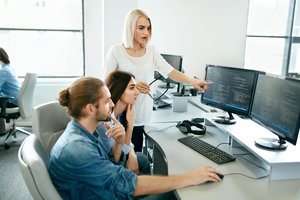 „Women Go Tech“ pristato tarptautines programas moterims: ukrainietės kviečiamos prisijungti nemokamai