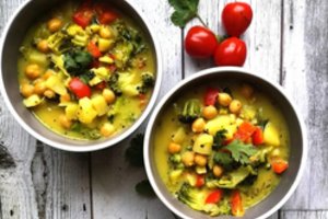 Daržovių troškinys su kokosų pienu ir avinžirniais: paruošti neužtruksite, o skonis – nuostabus