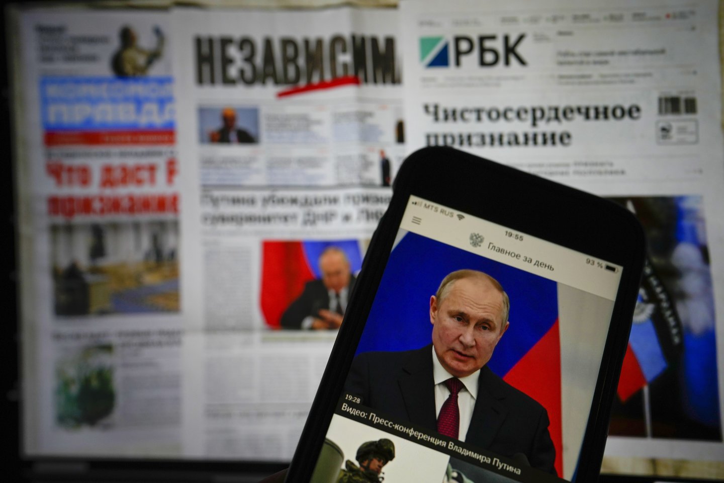 ​Rusijos prezidento administracijos pareigūnams, anot žiniasklaidos, dėl susirūpinimo duomenų apsauga uždrausta naudotis „Apple“ kompanijos telefonais „ iPhones“, praneša agentūra „Reuters“.<br>AP/Scanpix nuotr.