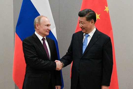Xi Jinpingas ir V. Putinas negailėjo gražių žodžių vienas kitam: vadino brangiu draugu