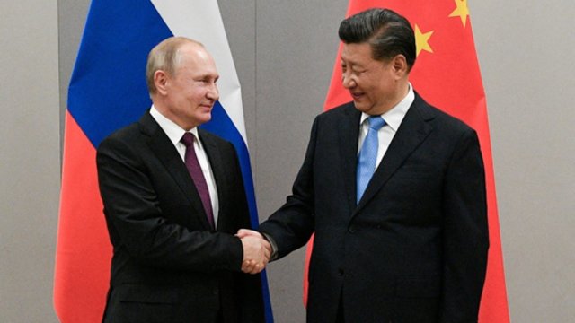 Xi Jinpingas ir V. Putinas negailėjo gražių žodžių vienas kitam: vadino brangiu draugu
