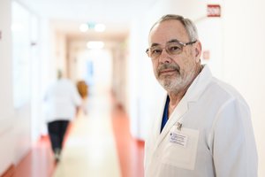 Žinomas gydytojas į pasaulį ateiti padėjo tūkstančiams kūdikių, bet savo sūnaus gimimą matė tik pro rakto skylutę