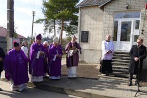 Simne iškilmingai atidengta atminimo lenta „Lietuvos Katalikų Bažnyčios kronikos“ leidėjams ir platintojams