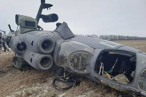 Radinys Ukrainos laukuose: ant šono drybsantis sraigtasparnis su „Z“ raide