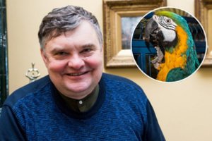 Be leidimo saugomą papūgą Bistrampolio dvare laikantis kunigas R. Gudelis teismo malonės nesulaukė – teko sumokėti baudą