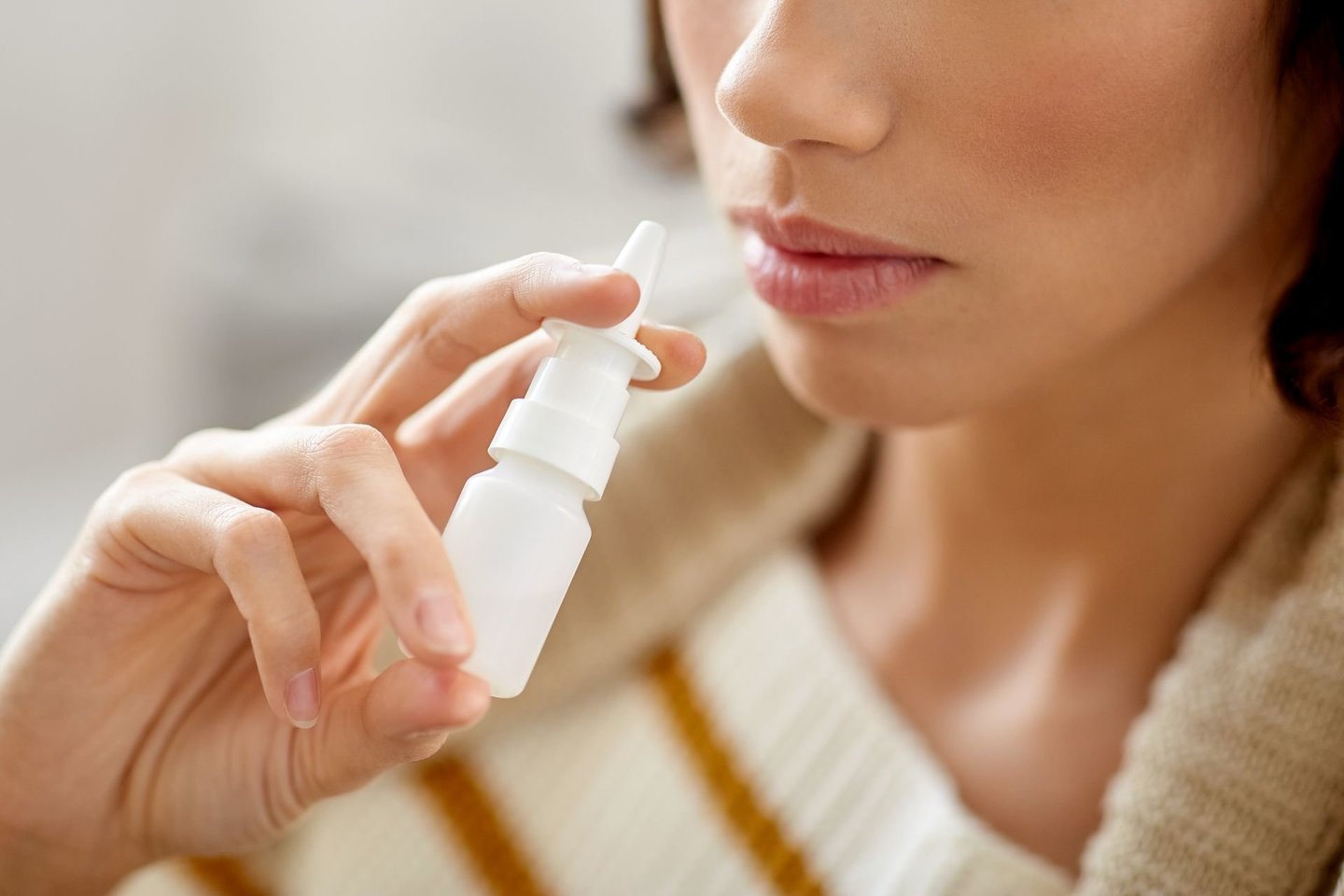  JAV Maisto ir vaistų administracija (FDA) patvirtino „Pfizer“ sukurtą greitai veikiantį nosies purškalą, skirtą gydyti migrenai.<br> 123rf nuotr.
