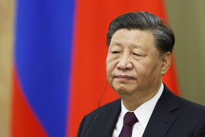Xi Jinpingas pareiškė Rusijos premjerui, kad Kinija „teiks pirmenybę“ ryšiams su Maskva
