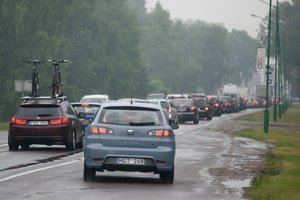 Vairuotojai neturėtų atsipalaiduoti: keliuose vis dar išlieka provėžų, pažliugusio sniego