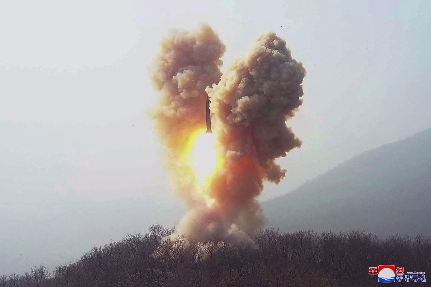 ​Šiaurės Korėja trečiadienį atliko naują ginkluotės bandymą, kurio metu paleido kelias balistines raketas, pranešė Pietų Korėjos kariuomenė.<br>AFP/Scanpix nuotr.