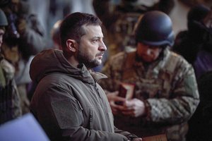 V. Zelenskis susitiko su Ukrainos gynėjais fronto linijoje prie Bachmuto