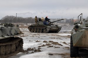 Rusijoje – karinės technikos deficitas: ištraukė sovietinius tankus, senesnius už V. Putiną