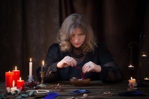 Ateitį sužinoti norėjusi ukmergiškė tokios atomazgos nesitikėjo: būrėjos magija „veikė“ 3 mėnesius