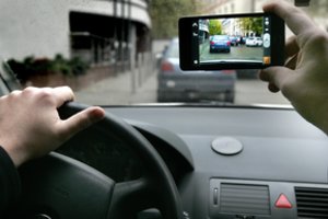 Vairuotojai įsitikinę, kad telefonas nekenkia eismo saugumui: kas lemia tokį pasitikėjimą savimi ir kaip yra iš tiesų?