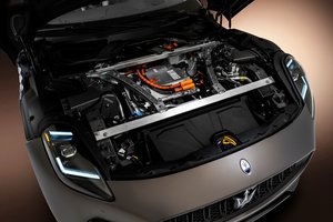 Lenktynių trasose išbandytas technologijas perkels ir į gatves: ko tikėtis vairuotojams?