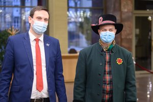 Vienų farmakotechnikų vaistinėse matyti nenori T. Tomilinas ir V. Veryga: negalima padėjėjo prilyginti vaistininkui