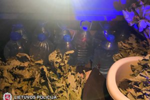 Automobilio bagažinėje rasta apie 50 l naminukės