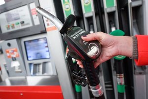 LEA: mažmeninės benzino ir dyzelino kainos susilygino