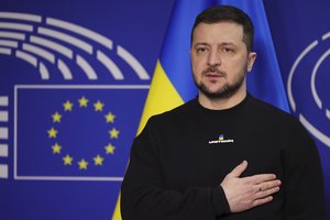 V. Zelenskis paragino ES atsiųsti lėktuvų ir raketų, Kryme iškelta Ukrainos vėliava