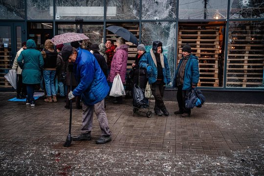 Ukrainiečiai neapleidžia savų žemių: V. Zelenskis džiaugiasi dėl grįžtančio gyvenimo