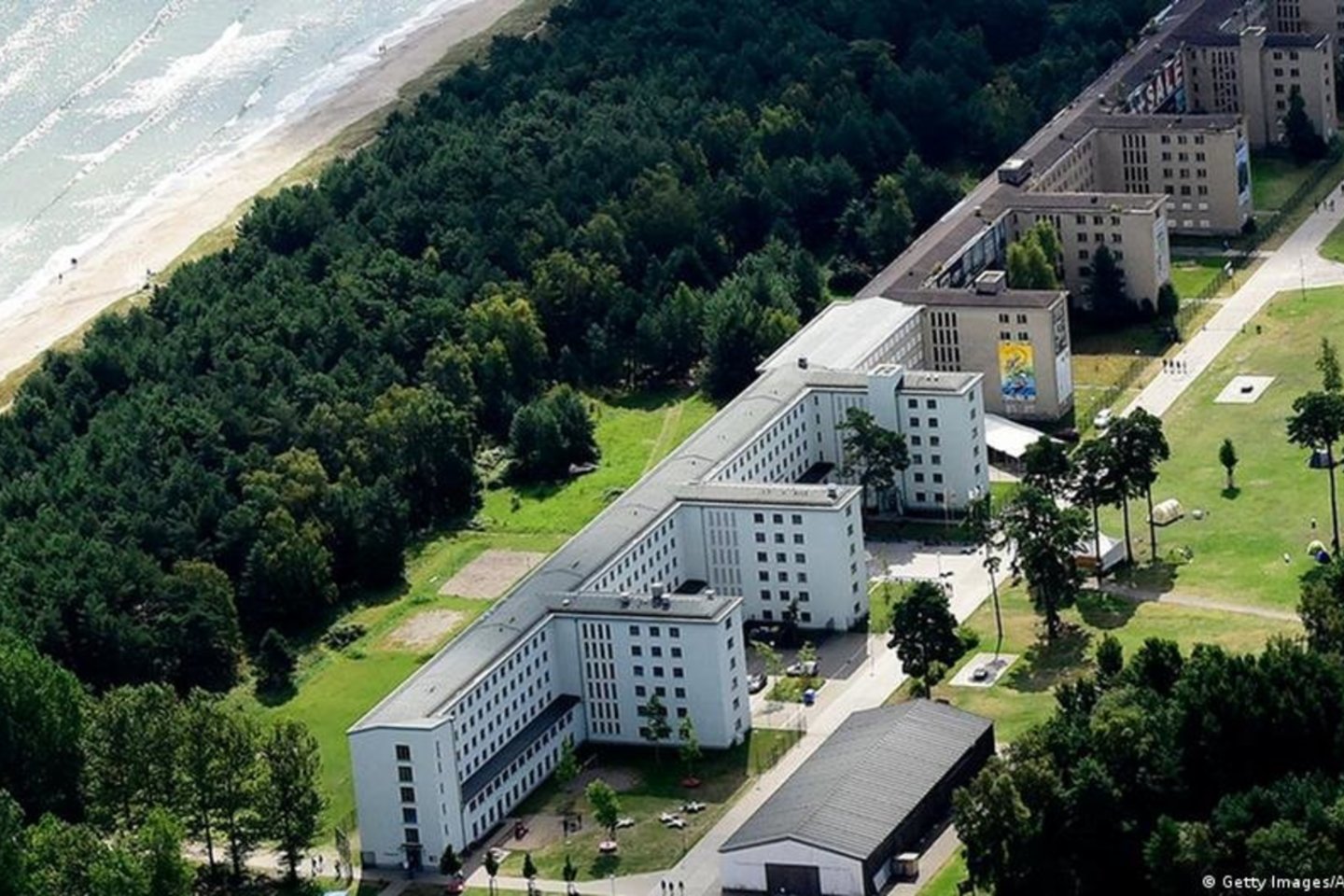Šiuo metu Šiaurės Vokietijoje esančioje Riugeno salos pajūryje stūkso neįtikėtino ilgio – 3 kilometrų – gyvenamasis namas.<br>Vikipedijos nuotr.