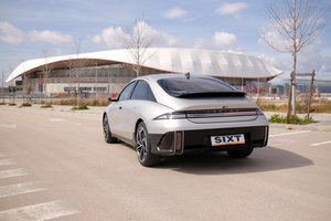 Naujo „Hyundai Ioniq 6“ testas: gali daugiau nei „Mercedes“ elektromobilis