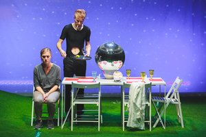 Klaipėdos jaunimo teatro spektaklyje „R.E.M.“ – jauno žmogaus drama ant žalios „Windows“ pievelės