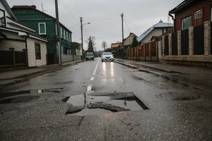Tą žino ne visi: štai kokie turėtų būti pirmieji veiksmai, automobilį apgadinus duobėje