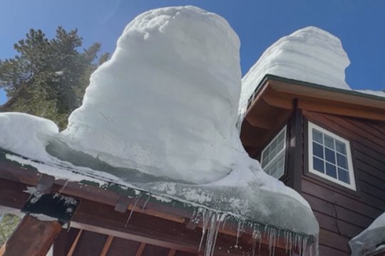 Kalifornijoje iškritęs gausus sniegas pridarė problemų: neatlaikantys svorio griūva namų stogai