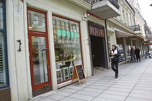 Sulčių baro savininkams – galvos skausmas dėl iškabos: lietuvių kalbos taisyklės verslininkus įspraudė į kampą