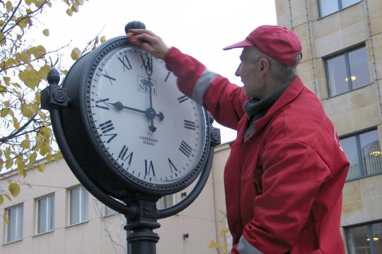 Nepamirškite persukti laikrodžių: šiąnakt į Lietuvą grįš vasaros laikas