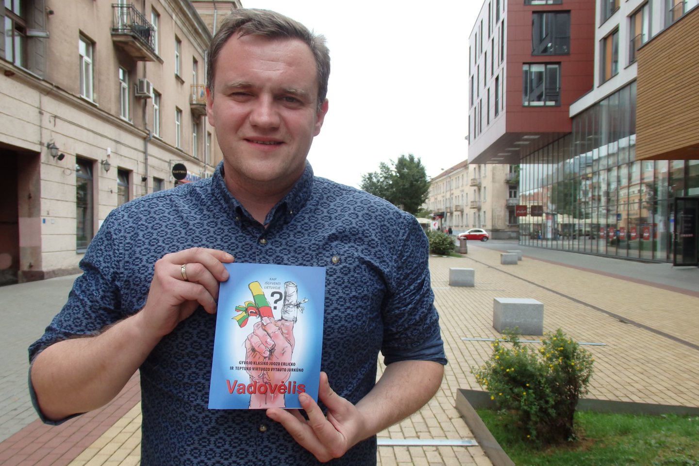 T.Juočys perskaitė gyvojo klasiko J.Erlicko ir teptuko virtuozo V.Jurkūno knygą "Kaip išgyventi Lietuvoje".<br>G.Pilaičio nuotr.
