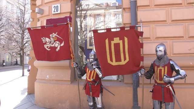 Didi diena Vilniuje: atidengtos simbolinės ir glaudžiai su šalies istorija siejamos gatvių lentelės