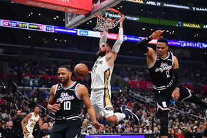 Jono Valančiūno pastangos prisidėjo prie „Pelicans“ tritaškių lietaus į „Clippers“ krepšį