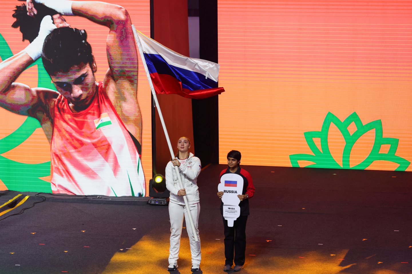 18-metė rusė Anastasija Demurčian pasaulio moterų bokso čempionate žygiavo su agresorės Ukrainoje vėliava. <br> AFP/Scanpix nuotr.