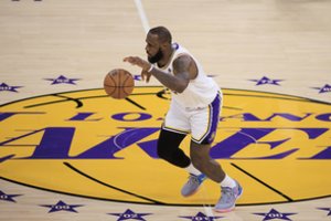 Traumą išsigydęs LeBronas Jamesas sugrįžo, bet „Lakers“ krito savo arenoje