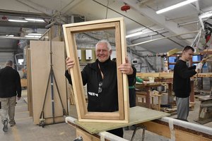 Langai ir durys iš kaimo Lietuvos vidury keliauja į Danijos pilis – vos už 0,5 kv. metro langą moka 600 eurų