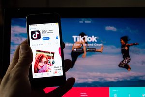 Vis daugiau šalių ruošiantis uždrausti „TikTok“, kilo klausimas: kodėl šios kiniškos programėlės nėra pačioje Kinijoje?