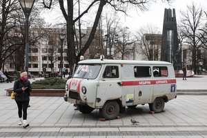Startavo projektas „Greitoji pagalba“: V. Kudirkos aikštėje galima išvysti rusų karių sušaudytą Charkivo srities medikų automobilį