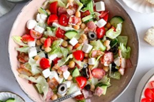 Salotos su sūriu, avinžirniais ir šonine: greita, paprasta, gardu ir sotu