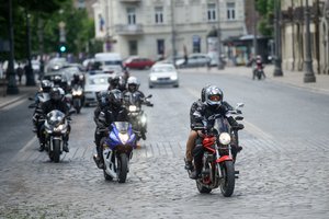 L. Pečiukaitis: vairuotojai atsidarę langą vis dar pyksta, kodėl motociklininkams nereikia stovėti spūstyse